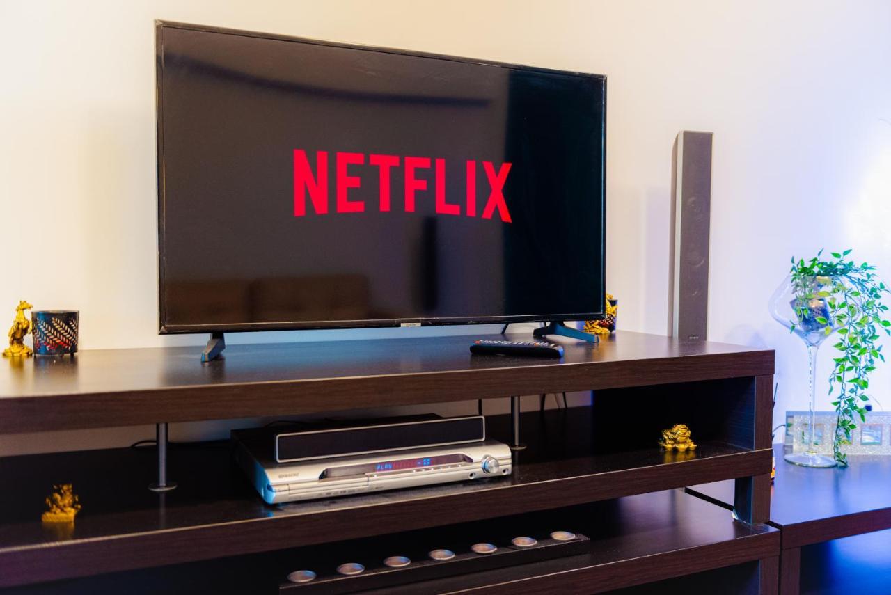 Comfy Apartment With Private Parking And Netflix Bucareste Exterior foto